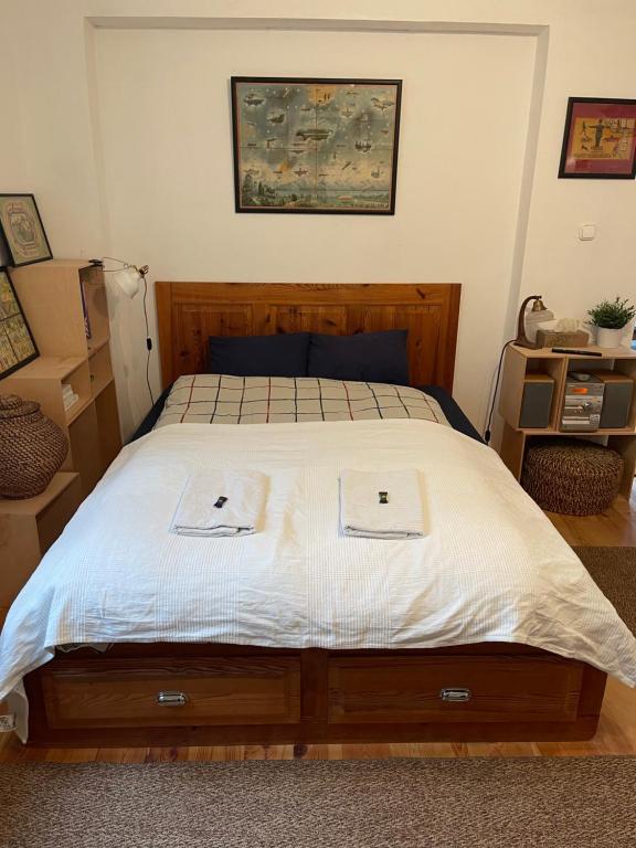 Posteľ alebo postele v izbe v ubytovaní Rustic Cottage & Garden Retreat on Buda Hilltop