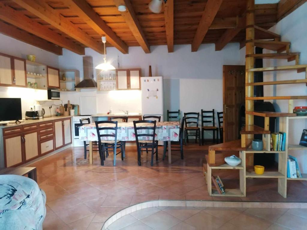 Kuchyňa alebo kuchynka v ubytovaní Angi apartman