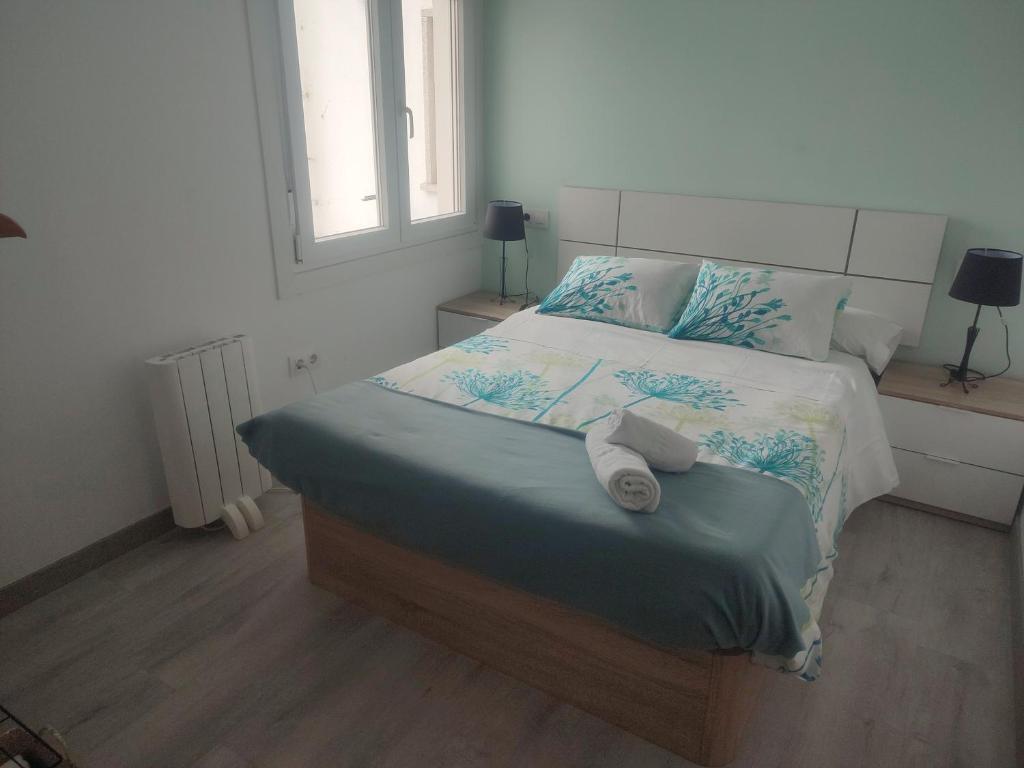 sypialnia z łóżkiem z dwoma ręcznikami w obiekcie Apartamento TerradeAugas3 w mieście Caldas de Reis