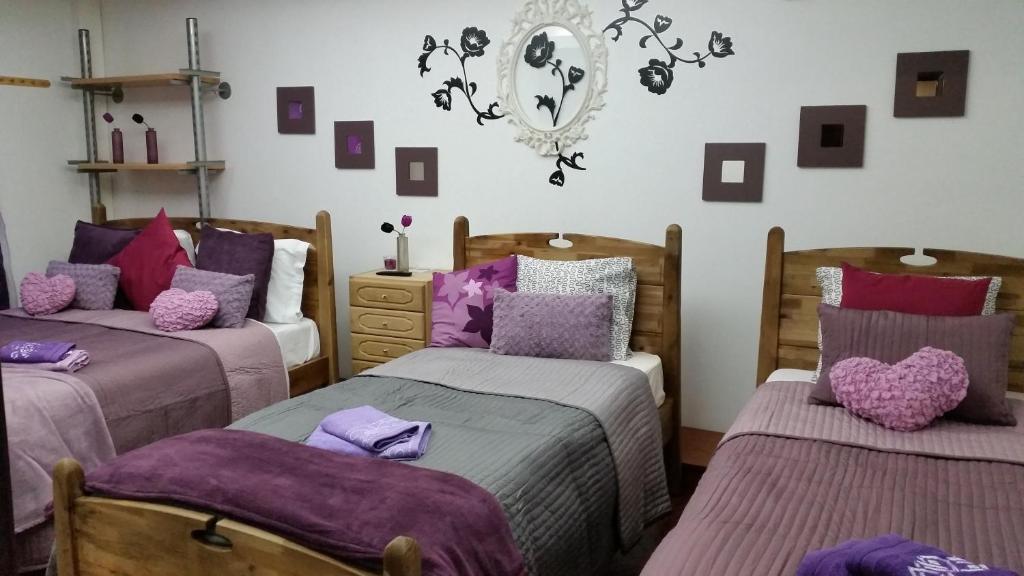 リスボンにあるTurkish Style Hostelのベッドルーム1室(ベッド2台、壁掛け鏡付)