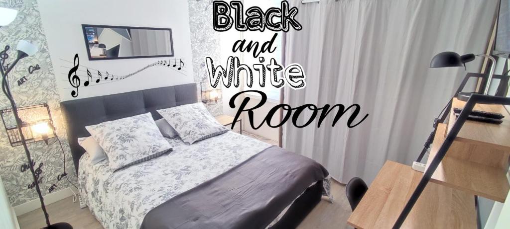 - une chambre avec un lit en noir et blanc dans l'établissement T2 Massy TGV by Beds4Wanderlust - proche coulée verte - ideal Pro ou Couple, à Massy