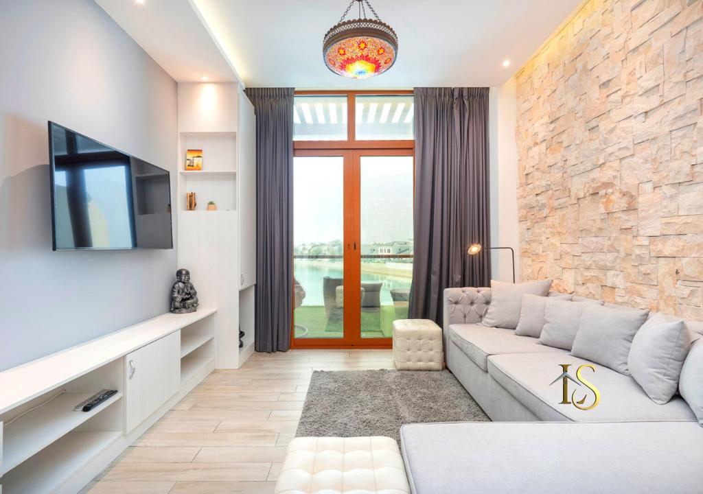 Luke Stays – Palm View West