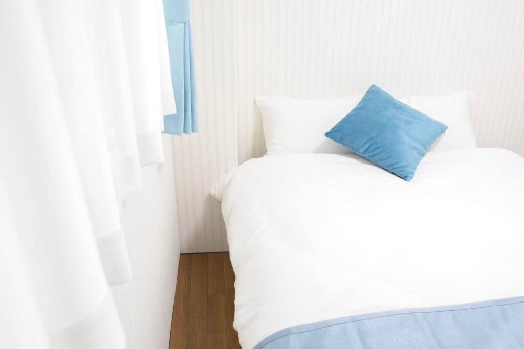 Giường trong phòng chung tại Guest House HAMAYA 大国町駅から1分,難波駅まで1駅2分の好立地