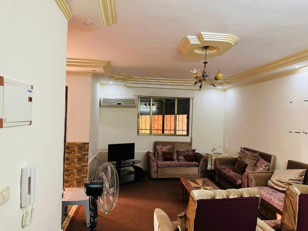 伊爾比德的住宿－شقه للأيجار في منطقه الراهبات الورديه，带沙发和电视的客厅
