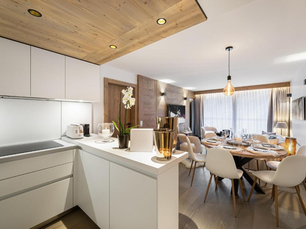 Nhà bếp/bếp nhỏ tại Appartement neuf 76m², Courchevel Village, 2 pas des pistes, 6 couchages, parking inclus - FR-1-562-53