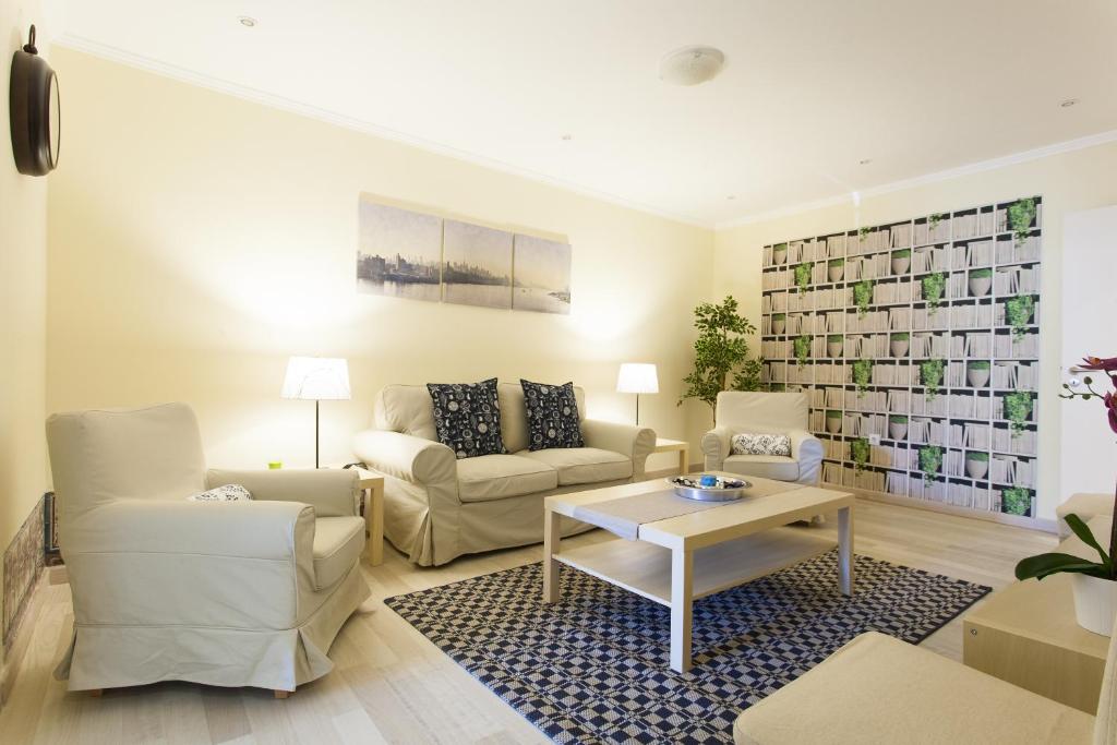ein Wohnzimmer mit 2 Sofas und einem Couchtisch in der Unterkunft FLH Bairro Alto Artistic with View in Lissabon