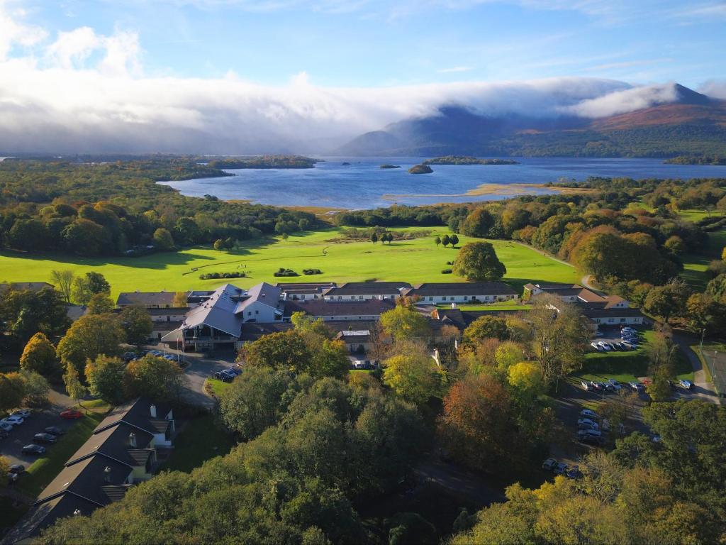 una vista aérea de un complejo con un lago en Castlerosse Park Resort Holiday Homes, en Killarney