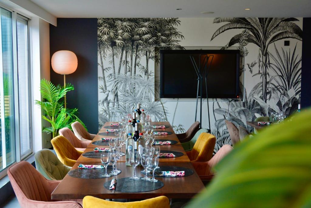una mesa larga con copas de vino en una habitación en Bedford Hotel & Congress Centre Brussels, en Bruselas