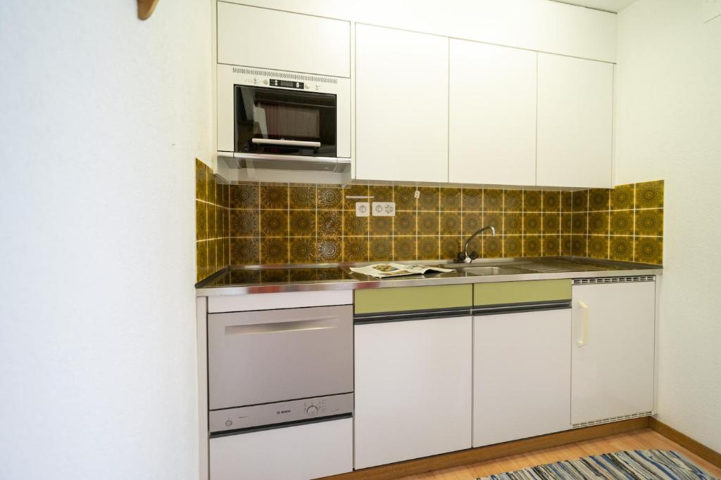 Kuchyň nebo kuchyňský kout v ubytování Feriensiedlung Trü 22