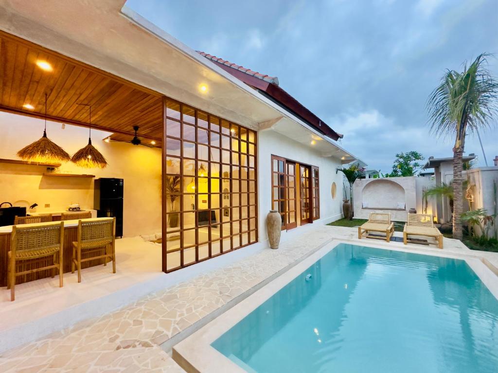un'immagine di una piscina in una casa di Nick Villa ad Ubud