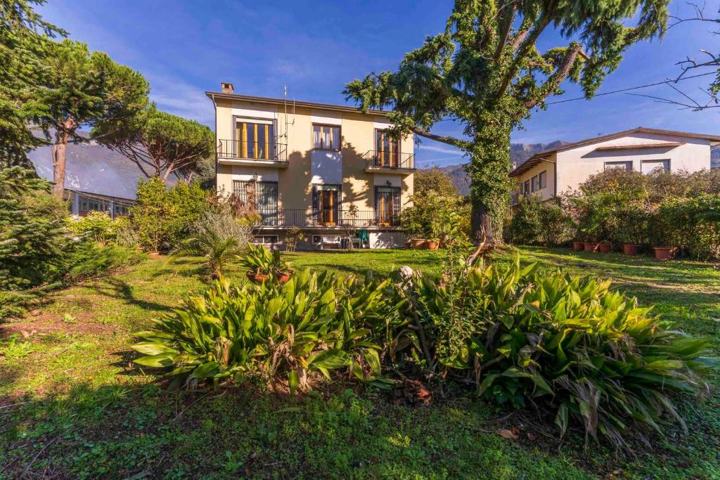 an exterior view of a house with a yard at Casa Vacanza Mais in Camaiore