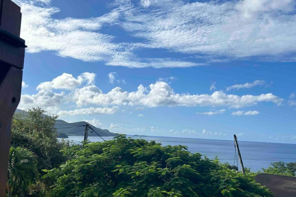 una vista sull'oceano da una casa di Jolie maison de vacances à Pointe-Noire a Pointe-Noire