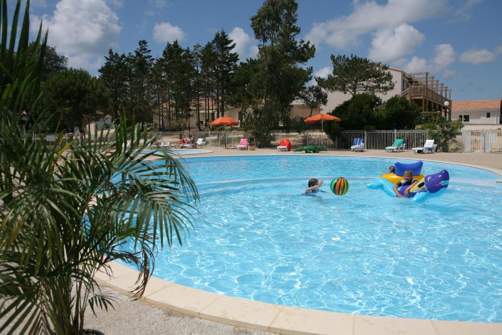 eine Gruppe von Menschen, die in einem Schwimmbad spielen in der Unterkunft Olydea Oleron les Sables Vignier in Saint-Georges-dʼOléron