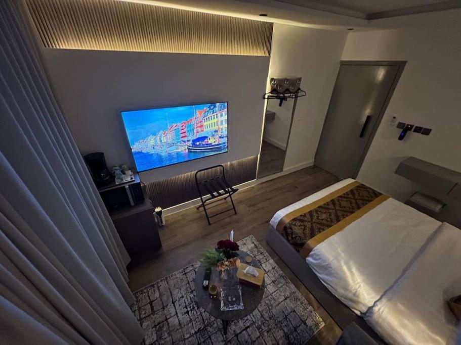 Habitación de hotel con cama y TV de pantalla plana. en Hitin studio, en Riad