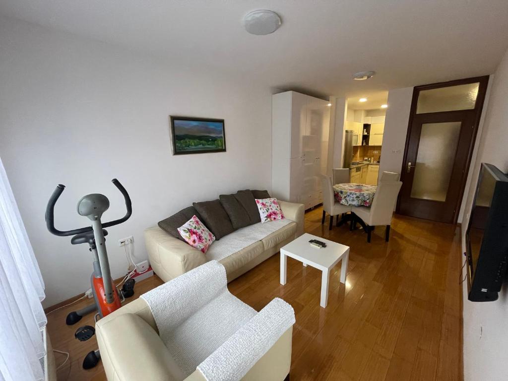 uma sala de estar com um sofá e uma mesa em Apartment Krstanovic em Banja Luka