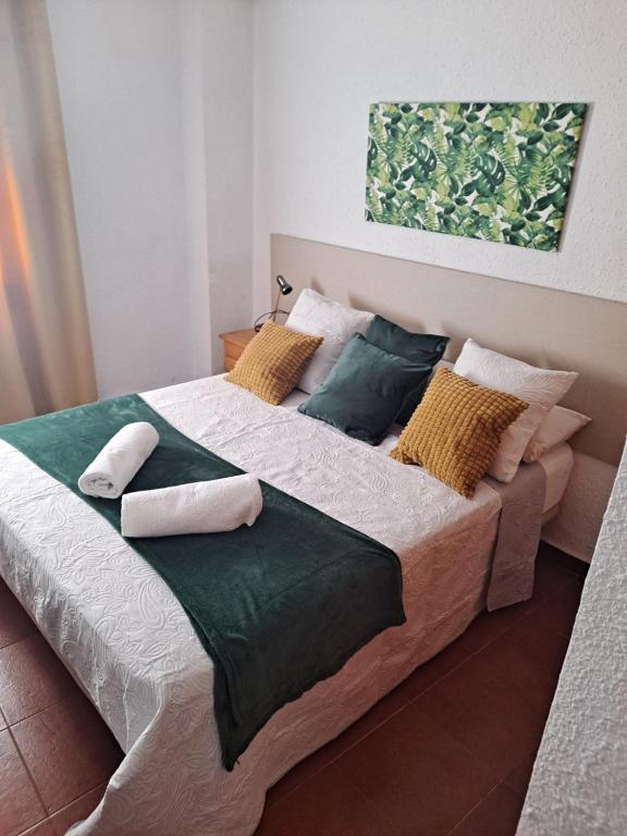 1 cama grande con 2 almohadas encima en HOSTAL SAN ANTONIO en Tragacete