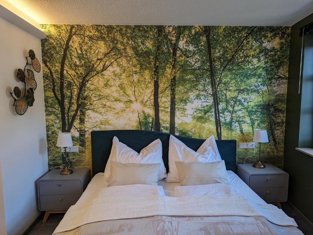 1 dormitorio con 1 cama con una pintura en la pared en Burghaus-Cochem en Cochem