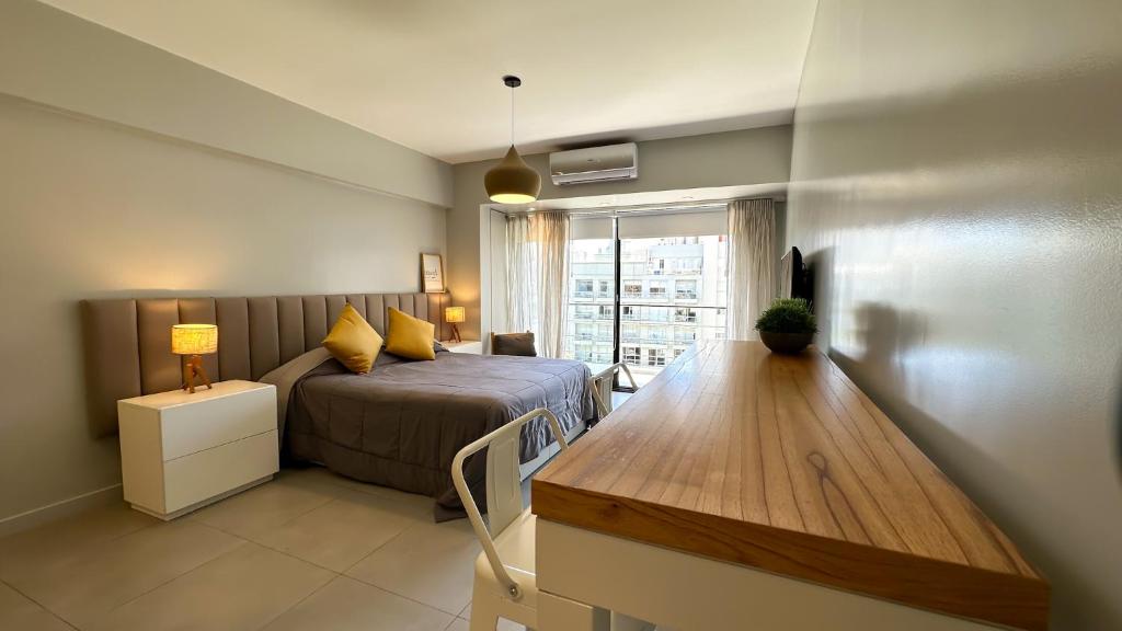 1 dormitorio con 1 cama y 1 mesa en una habitación en Soho Rentals en Buenos Aires