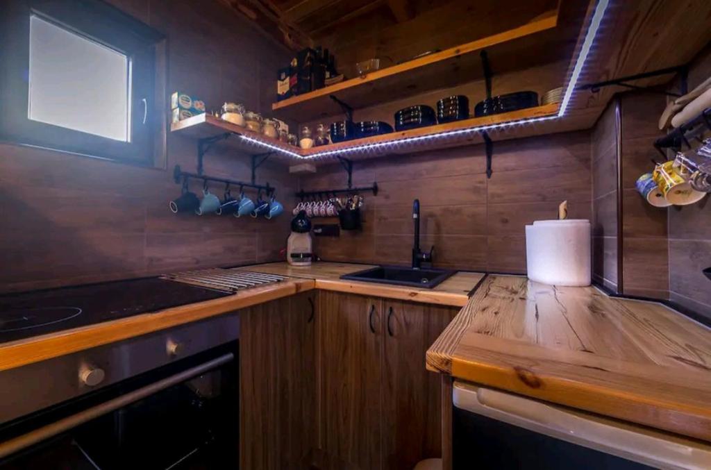 eine kleine Küche mit einer Kerze auf einer Holztheke in der Unterkunft Mountain house Potkovica in Lazići