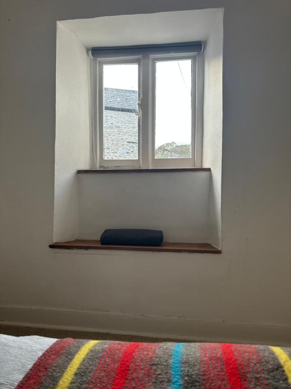 Postel nebo postele na pokoji v ubytování Nutshell Cottage