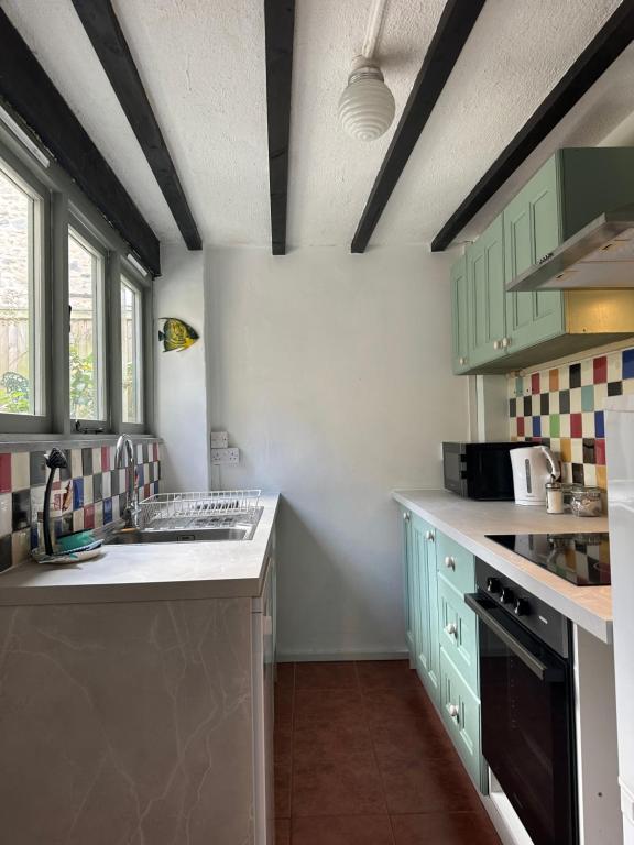 Kuchyň nebo kuchyňský kout v ubytování Nutshell Cottage
