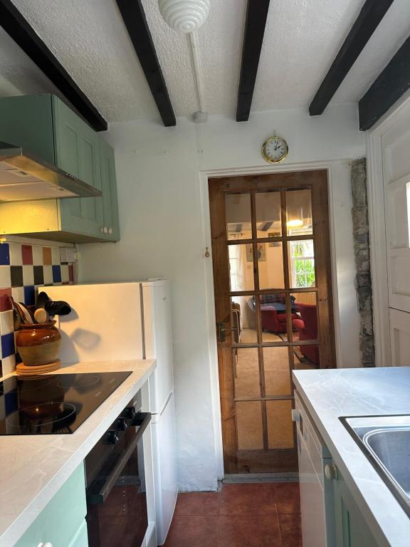 Kuchyň nebo kuchyňský kout v ubytování Nutshell Cottage