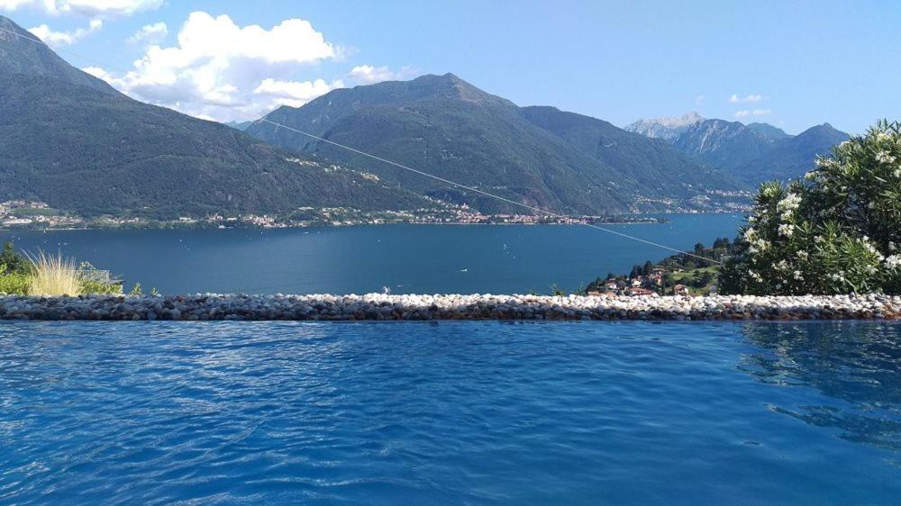 une grande étendue d'eau avec des montagnes en arrière-plan dans l'établissement Tre Terre Panorama - Pianello del Lario by LoveComo, à Pianello Del Lario