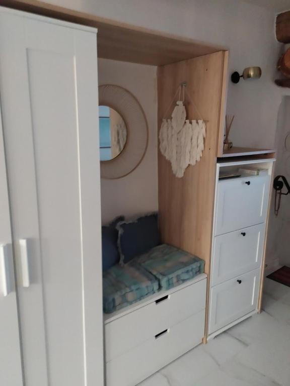 einen Schrank mit einer Bank in einem Zimmer in der Unterkunft Charme et élégance au cœur d'un village provençal in Pignans