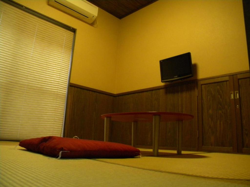 TV a/nebo společenská místnost v ubytování Family Ryokan Kawakyu with Showa Retro, private hot spring