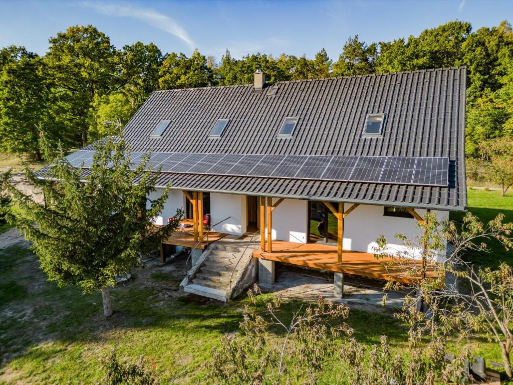 eine Luftansicht eines Hauses mit Sonnenkollektoren in der Unterkunft Dom Przy Puszczy Noteckiej 