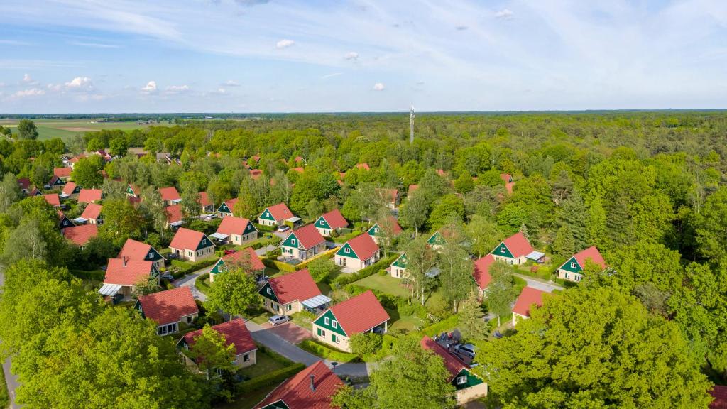 una vista aérea de un suburbio residencial con techos rojos en Summio Parc Duc de Brabant en Westelbeers