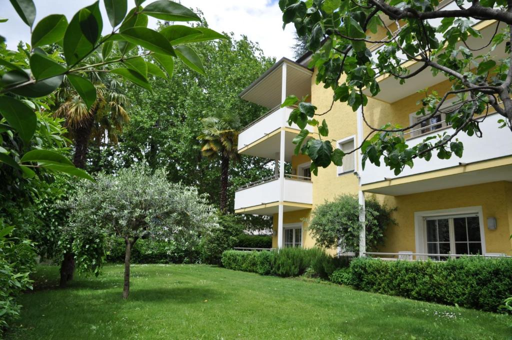 un bâtiment avec une cour devant lui dans l'établissement Villa Majense, à Merano