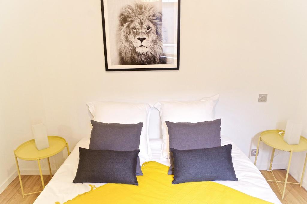 una camera da letto con un letto con un disegno di leone sul muro di Belle Vue - Appartement 2 chambres avec parking a Bordeaux