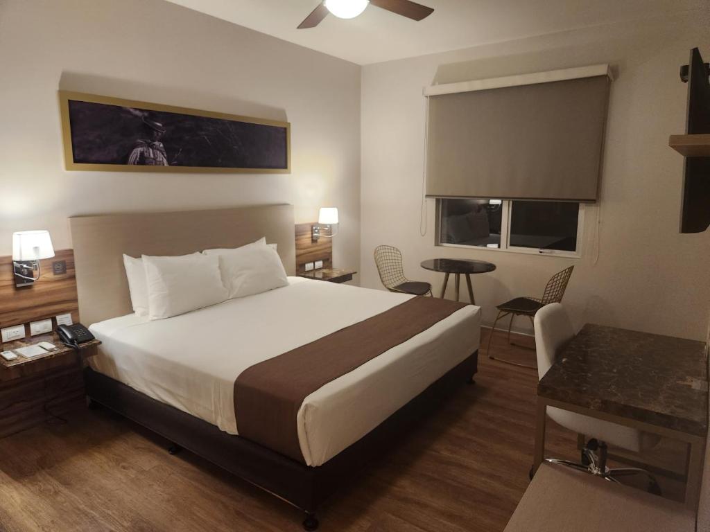 Postel nebo postele na pokoji v ubytování DM Hoteles Tacna