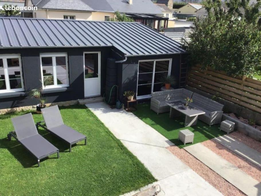 une arrière-cour avec deux chaises et une table de pique-nique dans l'établissement Appartement plein pied avec terrasse, à Saint-Malo
