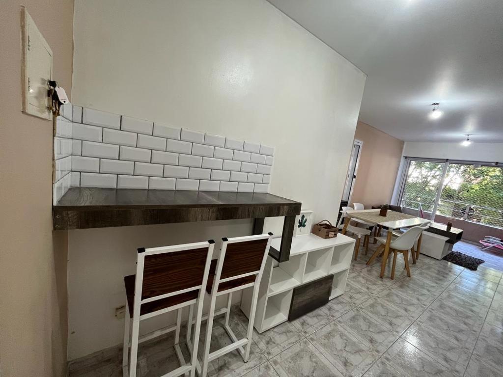 cocina con encimera y mesa con sillas en Departamento temporario Zona Centro en La Plata