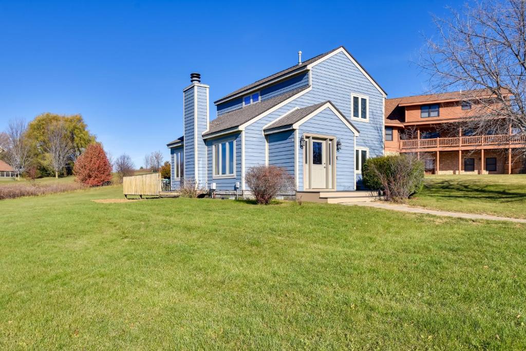 una casa azul con un gran patio delante en Cozy Illinois Abode with Deck and Grill, Near Golfing! en Galena