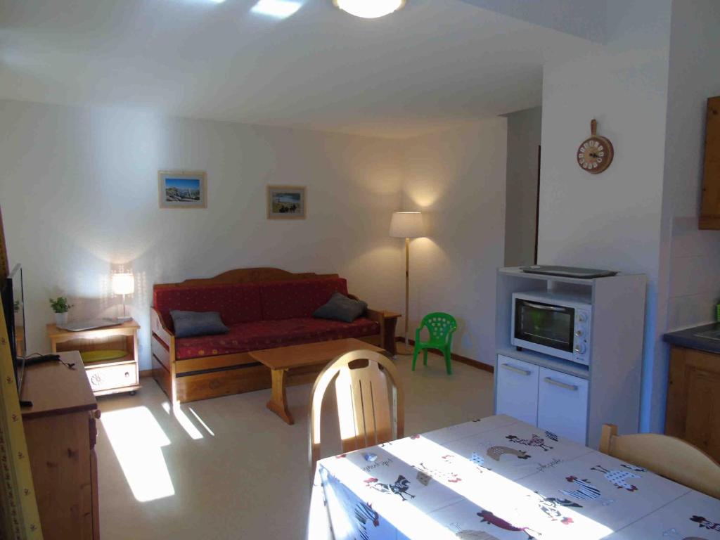 un salon avec un canapé et une table dans l'établissement Appartement 2 pièces + cabine, 6 pers, à Valfréjus, draps inclus, animaux admis - FR-1-561-15, à Valfréjus
