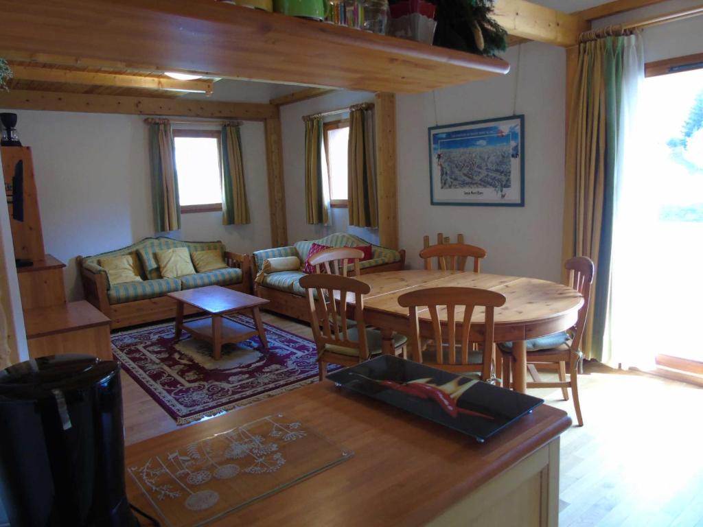 une cuisine et un salon avec une table et des chaises dans l'établissement Appartement spacieux 4 pièces avec mezzanine, 200m des remontées mécaniques, WIFI inclus - FR-1-561-30, à Valfréjus