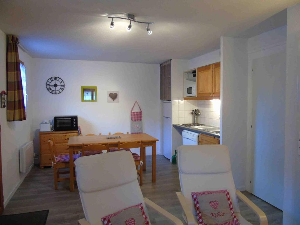 une cuisine et une salle à manger avec une table et des chaises dans l'établissement Appartement 3P Confort, 200m Télésiège, Equipé, 6 pers, Valfréjus - FR-1-561-80, à Valfréjus