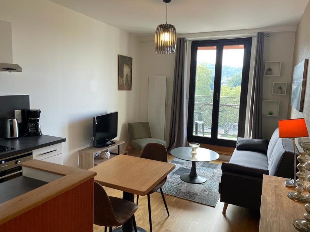 - un salon avec un canapé et une table dans l'établissement Appartement Aix-les-Bains, 2 pièces, 2 personnes - FR-1-617-44, à Aix-les-Bains