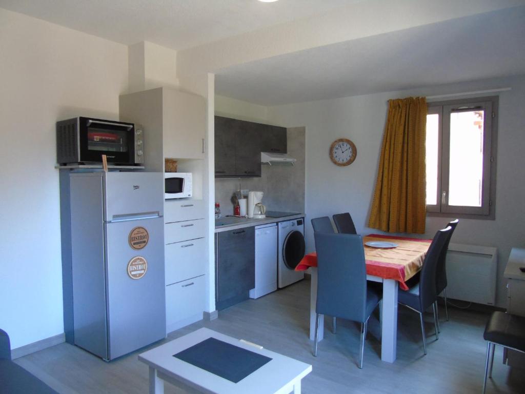 a kitchen and dining room with a table and chairs at Appartement Modane, 3 pièces, 6 personnes - FR-1-561-110 in Modane