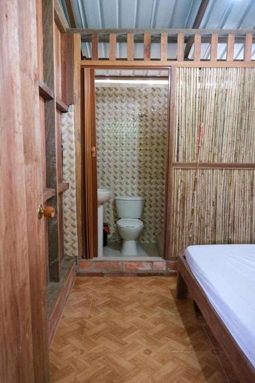 Baño pequeño con aseo y puerta en CABAÑAS HANNANITO (FRENTE AL MAR ), en Nuquí