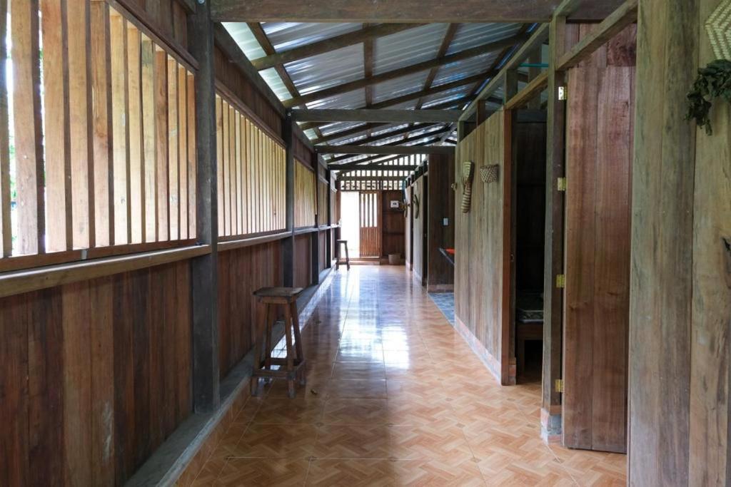 un pasillo vacío de un edificio con paredes y ventanas de madera en CABAÑAS HANNANITO (FRENTE AL MAR ), en Nuquí