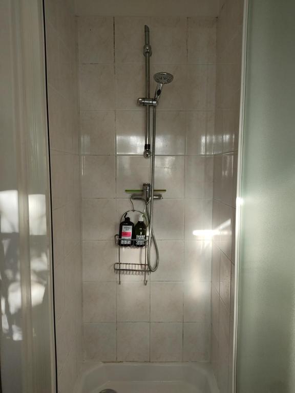 a shower in a bathroom with a shower at Chambre privée avec parking in Nîmes