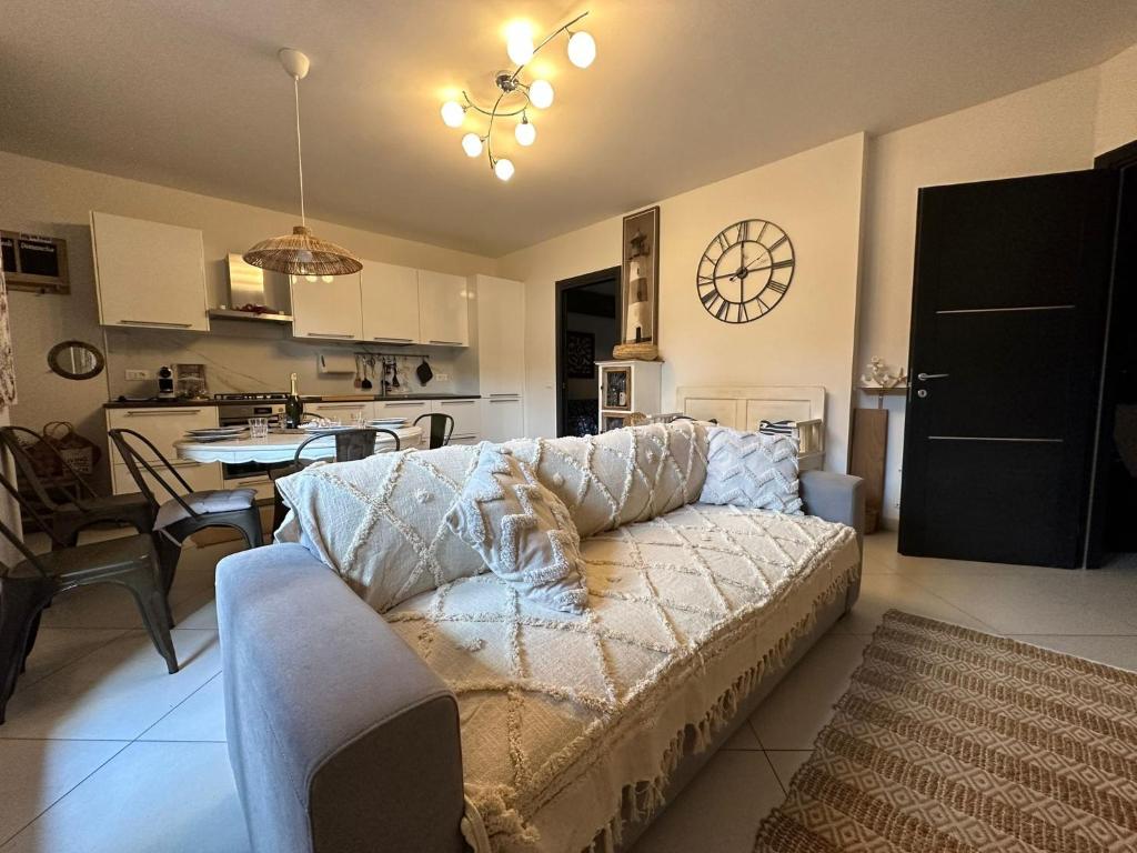 Il comprend un salon avec un canapé et une cuisine. dans l'établissement Appartamento con giardino a 5 min dal Mare - Burlamacco House, à Viareggio