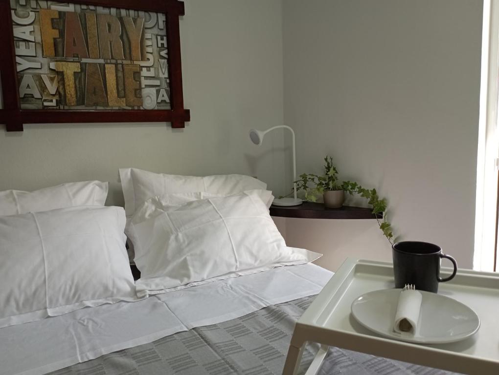 Postel nebo postele na pokoji v ubytování ΤΟ ΔΙΑΜΕΡΙΣΜΑ ΤΗΣ ΜΑΙΡΗΣ or MARY'S APARTMENT