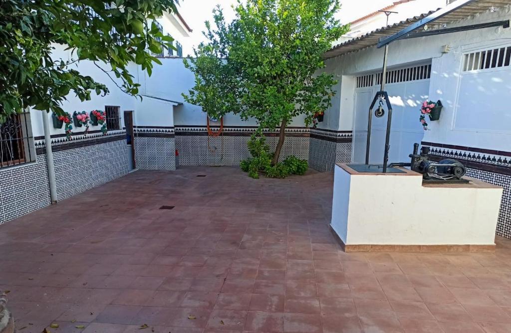 eine große Terrasse mit einem Zaun und einem Baum in der Unterkunft Casa Rural Patio in La Puebla de los Infantes