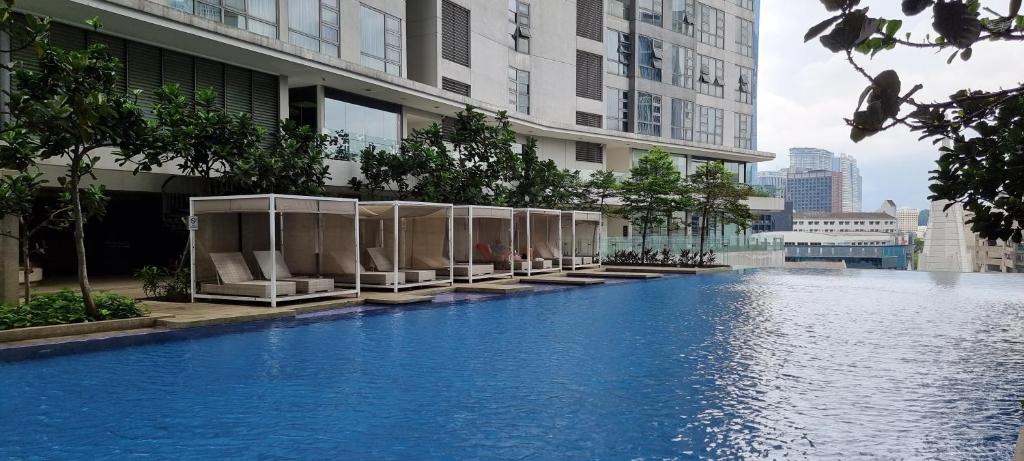 a swimming pool in the middle of a building at The Robertson Kuala Lumpur by PremierHome 5-6pax in Kuala Lumpur