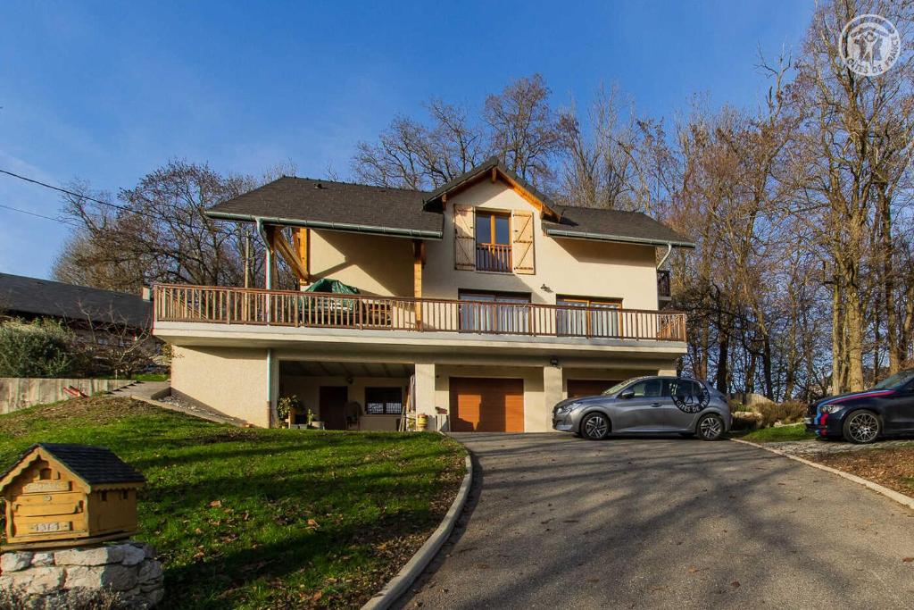 une maison avec une voiture garée dans l'allée dans l'établissement A l'oree des monts, à Bassens